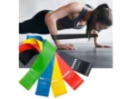 Kit de 5 faixas elásticas mini bands coloridas para exercício, com intensidades variadas (X-Light a X-Heavy) e demonstração de uso em treino de flexão.