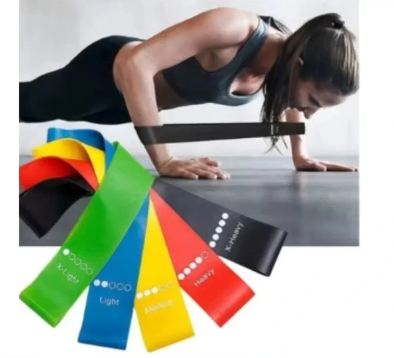 Kit de 5 faixas elásticas mini bands coloridas para exercício, com intensidades variadas (X-Light a X-Heavy) e demonstração de uso em treino de flexão.