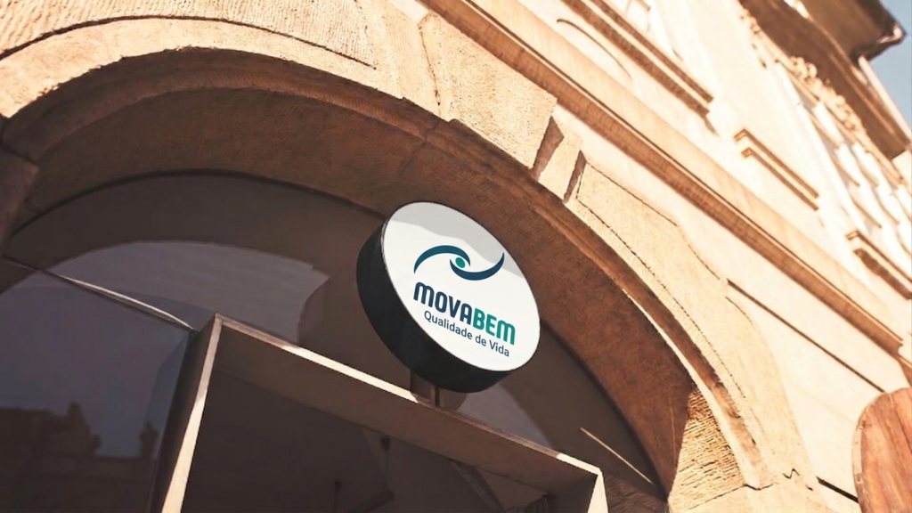 Fachada da loja Movabem com logotipo azul e verde-água em destaque.