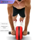 Homem utilizando Rodinha Abdominal Stark Fitness vermelha e preta para treino de fortalecimento do core e braços em casa.