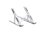Suporte articulado para notebook em alumínio prata com regulagem de altura e borrachas antiderrapantes.
